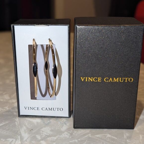 Vince Camuto NIB‎ Gold Hoop Earrings with Black Embossed Design - Picture 1 of 4